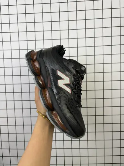 【新品🔥公司级】New Balance 新鞋型!新百伦NEW BALANCE 2000系列复古潮流网眼透气跑鞋2000年代风格轻便耐磨厚底增高 气垫缓震运动老爹鞋,这双New Balance 2000 依然是融合了新旧元素的跑鞋造型,命名为 2000,或许是它的设计理念有着 Y2K 的血统.最大的亮点,在于这双鞋的中底.中底造型太抓眼球了,五个 ABZORB 单元!带来极具辨识度和冲击力的视觉效果,让这双鞋在外观和脚感方面都颇具吸引力.鞋面会比以往 New Balance 更扁平化,配合夸张的中底,看上去很有未来感.并且鞋头的线条看上去十分流畅,对于 New Balance 粉丝来说,一定会觉得很新颖. 货号:U2000ETC 编码:旭D